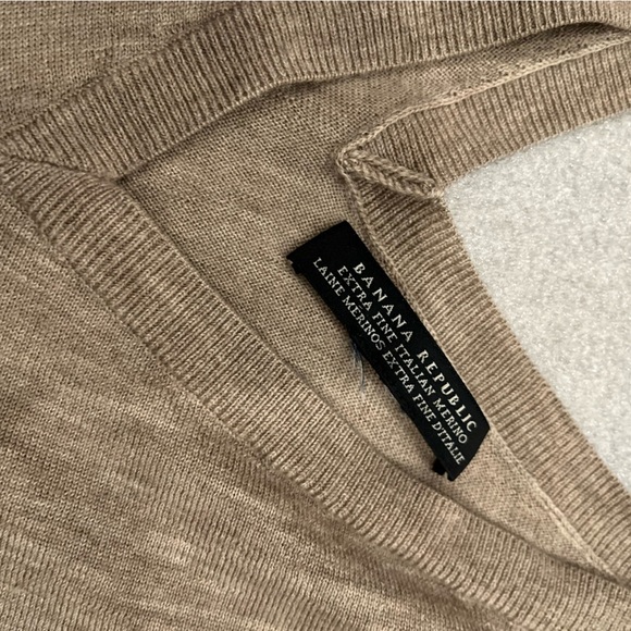 Banana Republic Oatmeal Extra Fine Merino V Neck Cropped L/S Sweater Ribbed - Picture 3 of 6